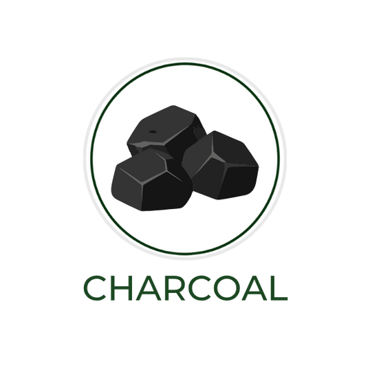 Fehér körben ábrázolt fekete faszéndarabok és finom porszemcsék grafikája, alatta a CHARCOAL felirattal.