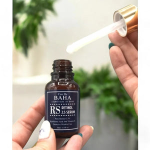 Skin TOGO Cos De BAHA RS Retinol 2.5% serum in a brown glass dropper bottle held in hand for anti-aging skincare.