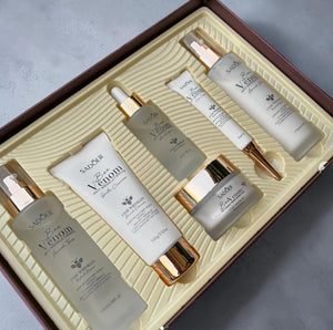Skin TOGO Sadoer Bee-Venom Nourish Set 6 featuring six anti-aging skincare products in a gold and white gift box.