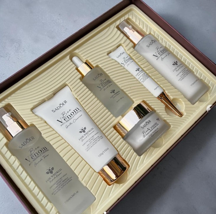 Skin TOGO Sadoer Bee-Venom Nourish Set 6 featuring six anti-aging skincare products in a gold and white gift box.